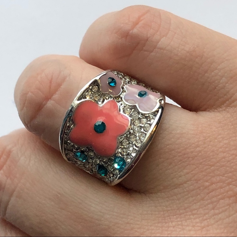 ➰Statement Flower Petal Ring - Picture 3 of 4